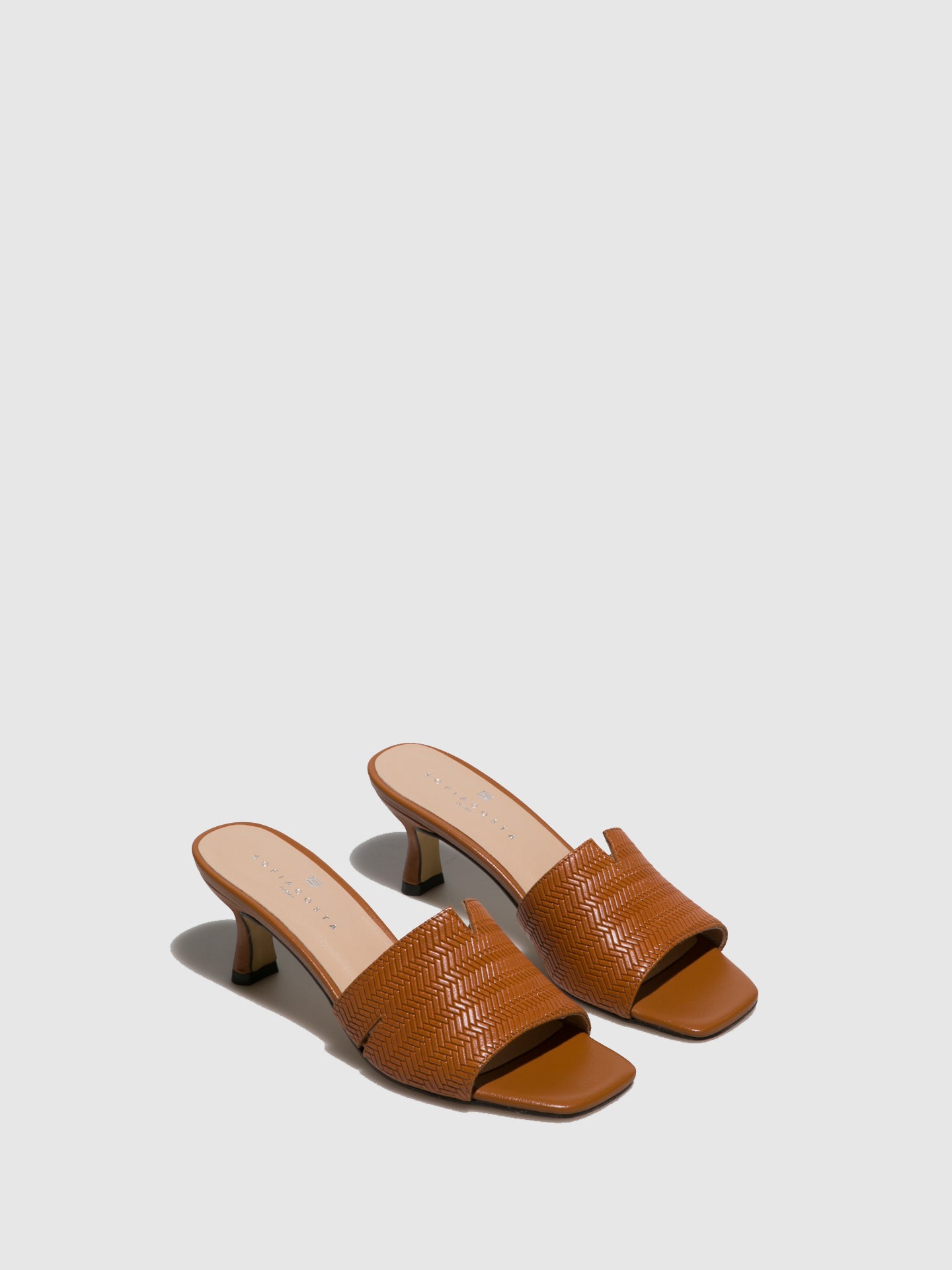 Sofia Costa Mules de Salto Kitten em Cognac